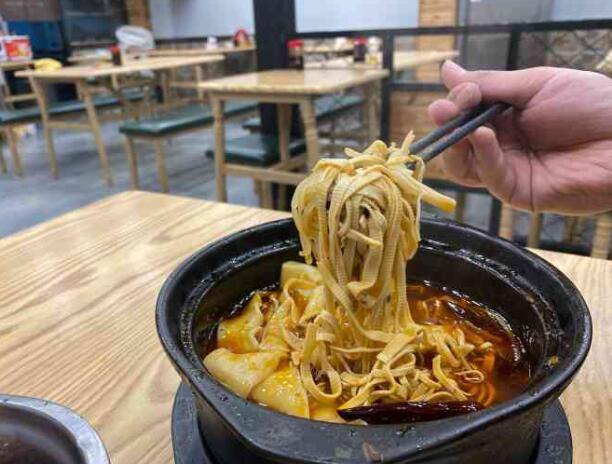 王氏友道砂锅板面